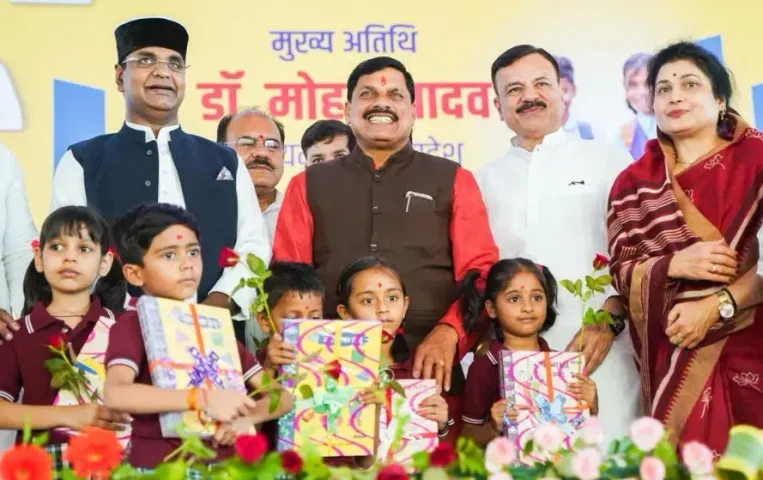 MP में खुले स्कूल: CM मोहन यादव ने तिलक लगाकर छात्रों का किया स्वागत, 3 दिन मनाया जाएगा ये उत्सव