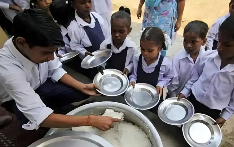 MP अजब सबसे गजब: गर्मी की छुट्टियों में भी इन जिलों में बंट गया मध्यान्ह भोजन, केन्द्र की नराजगी के बाद विपक्ष ने घेरा