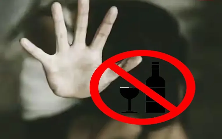 MP Tikamgarh News: नाबालिक को जबरन शराब पिलाने का पूर्व सरपंच पर आरोप, अस्पताल में हुआ भर्ती