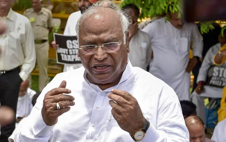 Chhattisgarh News: आज छत्तीसगढ़ दौरे पर रहेंगे मल्लिकार्जुन खड़गे, राजधानी समेत कांग्रेसी सभी जिलों में करेंगे पदयात्रा