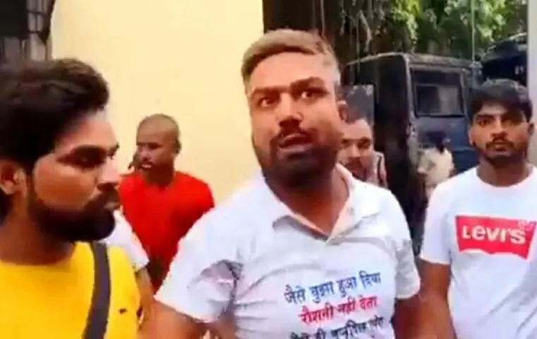 Manish Kashyap News: ‘मैं फौजी का बेटा हूं, चारा चोर नहीं..', यूट्यूबर मनीष कश्यप पर फिर मामला दर्ज, 4 पुलिसकर्मी भी सस्पेंड