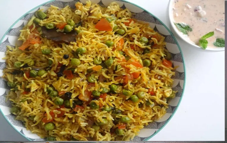 Matar Pulao Recipe: रोज एक ही तरह का खाना खा कर बोर हो गए हैं तो आज बनाए मटर पुलाव, जानें बनाने की आसान विधि