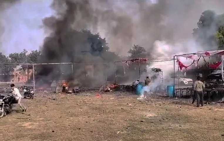 Mathura News: पटाखा बाजार की सात से अधिक दुकानों में लगी आग, कई लोग जख्मी