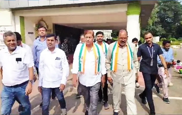 CG Elections 2023: कवर्धा में कांग्रेस प्रत्‍याशी ने भरा पहला नामांकन, बिना तामझाम के पहुंचे कलेक्ट्रेट