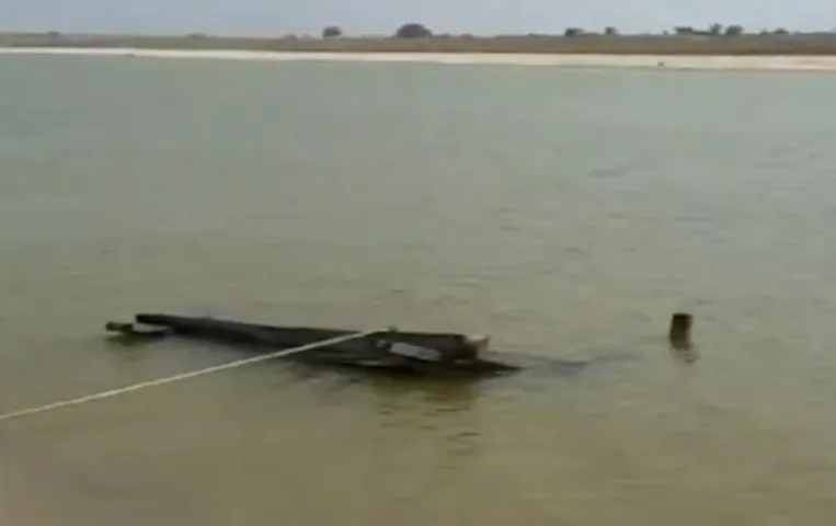 मुरैना में बड़ा हादसा टला: चंबल नदी में पलटी यात्रियों से भरी नाव, सभी ने कूदकर बचाई जान; 18 लोग थे सवार