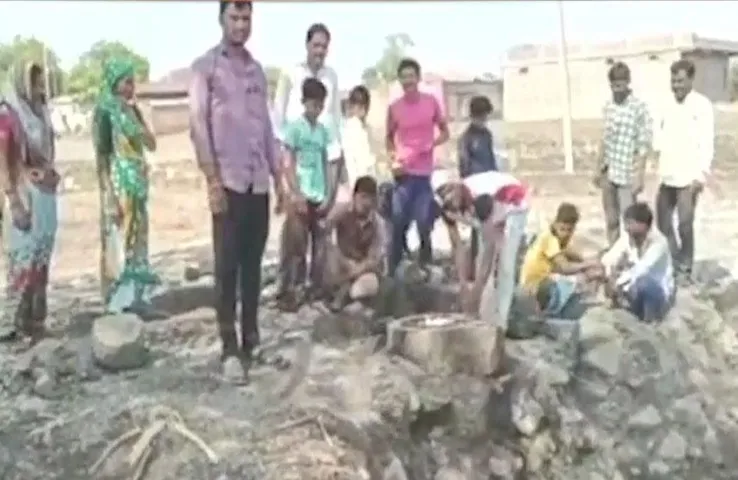 Khandwa Well Shivling: कुएं में खुदाई के दौरान शिवलिंग और मूर्तियां मिलीं!, कलेक्टर को दी जानकारी