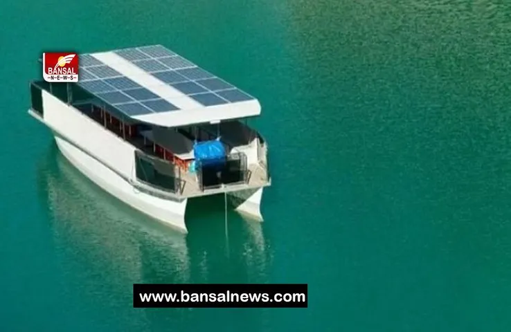 Ayodhya Solar Boat: सरयू नदी में चलेगी अत्याधुनिक 30 सीटर सोलर बोट, जानें कहां-कहां करवाएगी भ्रमण