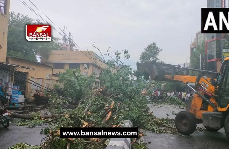 UttarPradesh Weather Update: तेज आंधी-तूफान आने से जनजीवन अस्त-व्यस्त, गिरे बिजली के खंभे