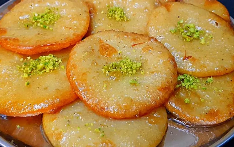 Navratri Recipe: मां कुष्मांडा के ​भोग के लिए घर पर बनाए मालपुआ, जानें बनाने की रेसिपी