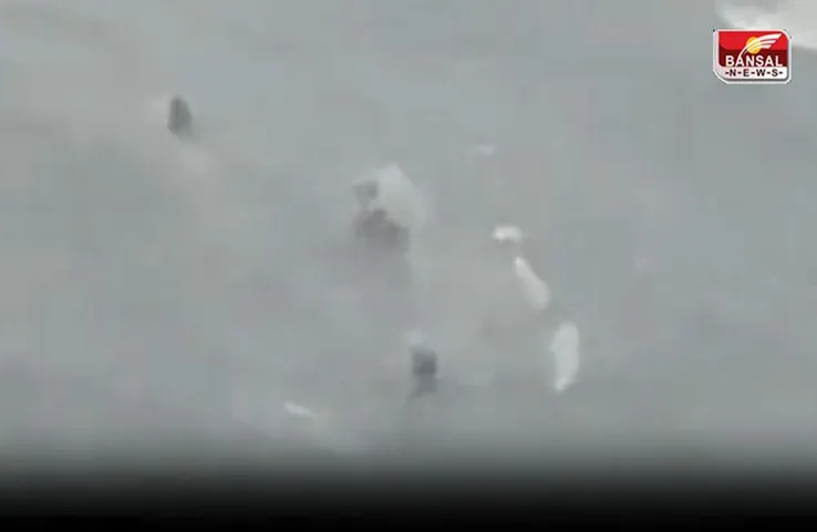 तेज हवा से पलटी नाव, नदी में डूबा 2 साल का बच्चा, भीषण सड़क हादसे में 2 की मौत