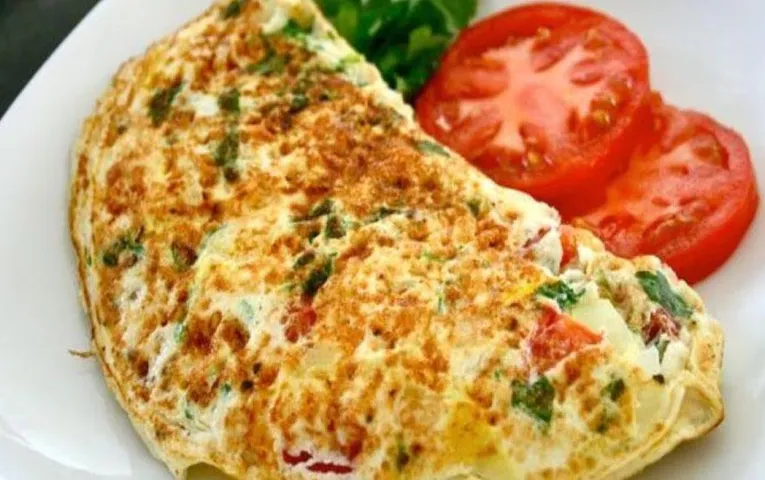 Omlette Recipe: नाश्ते के लिए ट्विस्ट के साथ बनाएं ऑमलेट, हर किसी को आएगी पसंद ये डिश