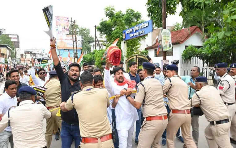 Chhattisgarh News: पीएम के रायगढ़ दौरे का विरोध जता रहे 80 एनएसयूआई कार्यकर्ता, हिरासत में लिए गए