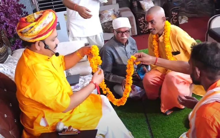 Pandokhar Sarkar: पंडोखर सरकार के मंच में तीन लोगों की धर्म वापसी, शुद्धिकरण के साथ हुई वापसी