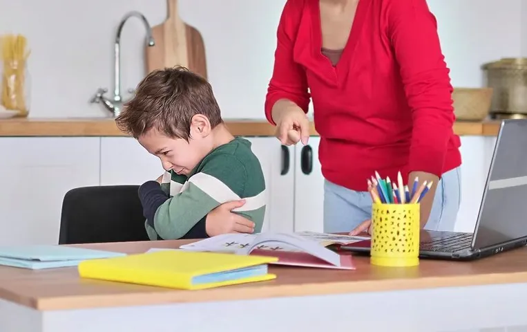 Tips for Parenting a Stubborn Child: अगर आपका भी बच्चा है जिद्दी, व्यवहार को हैंडल करने के लिए ट्राई करें ये तरीके