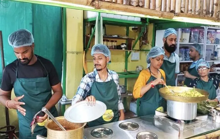 MP News: मूक बधिर लड़के-लड़कियों ने मिलकर खोला पोहा एण्ड शेड्स रेस्टोरेंट, इशारों- इशारों में हो रहा काम