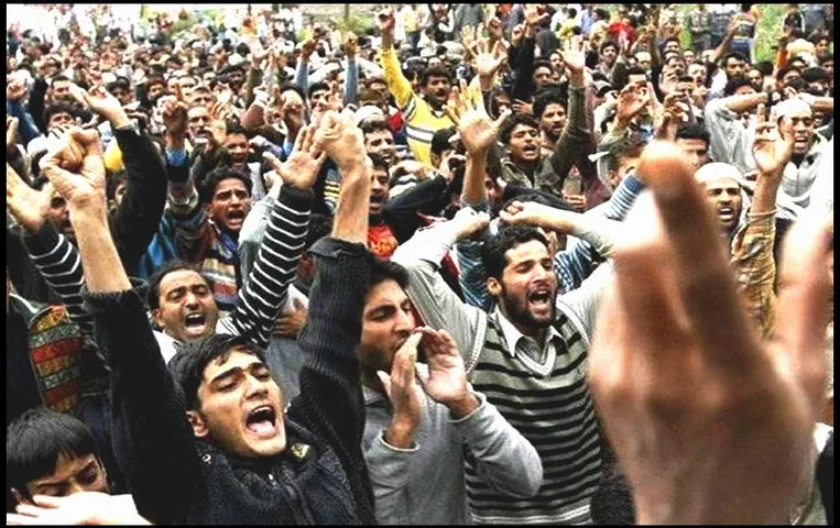 Pak Economic Crisis: बढ़ती महंगाई के खिलाफ फूटने लगा जनता का गुस्सा, सड़कों पर उतरे लोग