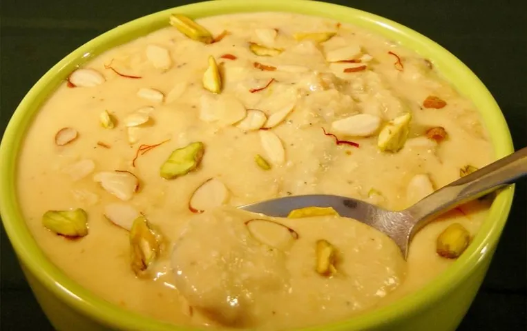 Rabri Recipe: इस दिवाली मेहमानों को परोसे घर पर बनी रबड़ी, यहां है बनाने कि आसान रेसिपी