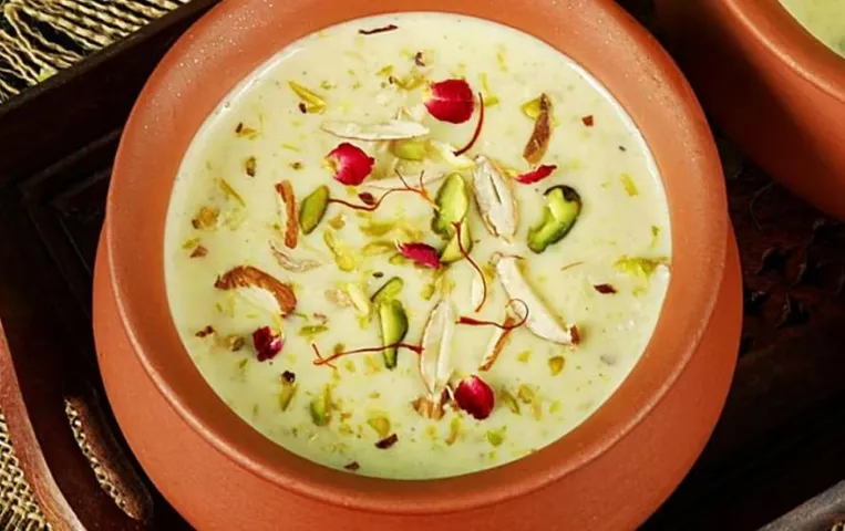 Rabri Recipe: दिवाली पर मीठे में बनाएं रबड़ी, जानें बनाने की आसान रेसिपी