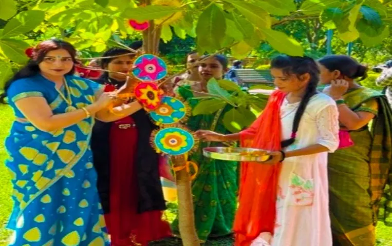 Shahjahanpur News: महिलाओं ने पेड़ों को बांधी राखी, देखरेख की ली जिम्‍मेदारी