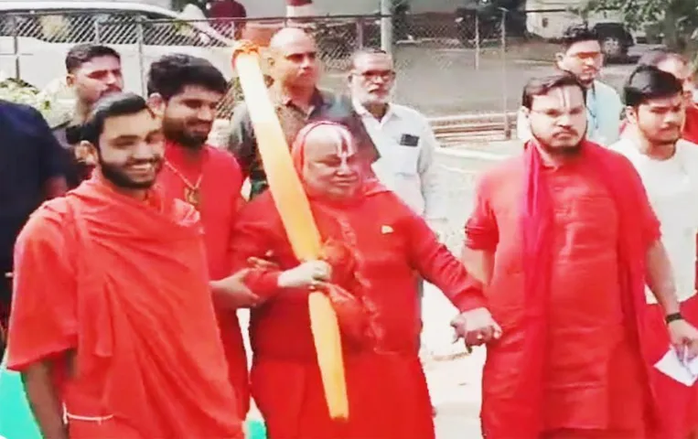 MP Election 2023: चित्रकूट में रामभद्राचार्य महाराज ने डाला वो‍ट, सिवनी में पीठासीन अधिकारी पर बड़ी कार्रवाई