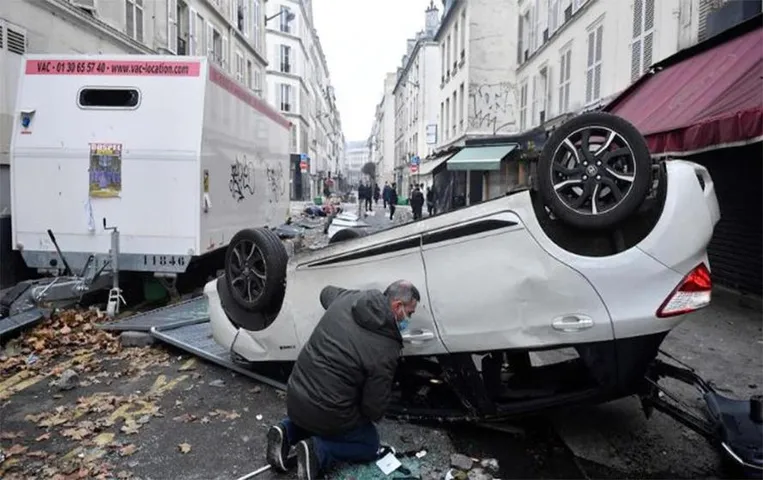Insurance Claim: दंगों में जले वाहनों की भरपाई का इस तरह मिलेगा इंश्योरेंस क्लेम, जानिए पूरी प्रोसेस