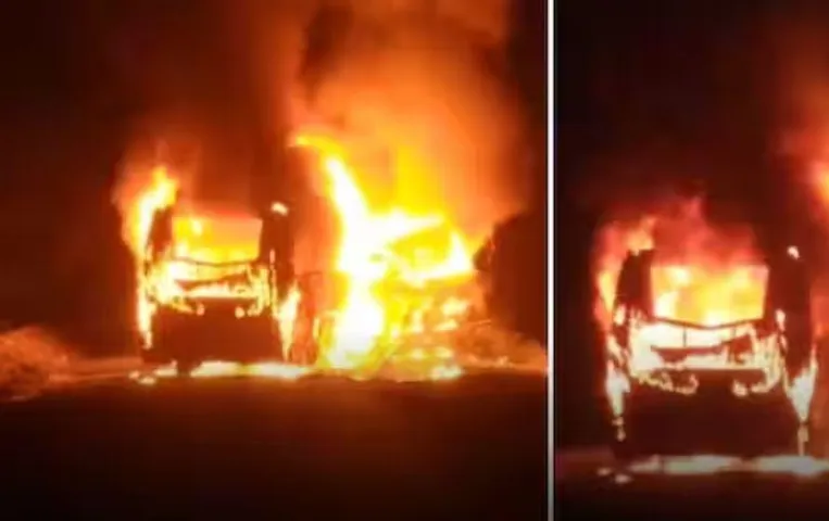 Road Accident News: आंध्र प्रदेश में बस और ट्रक के बीच भीषण टक्कर, 6 लोग जिंदा जले, 32 घायल