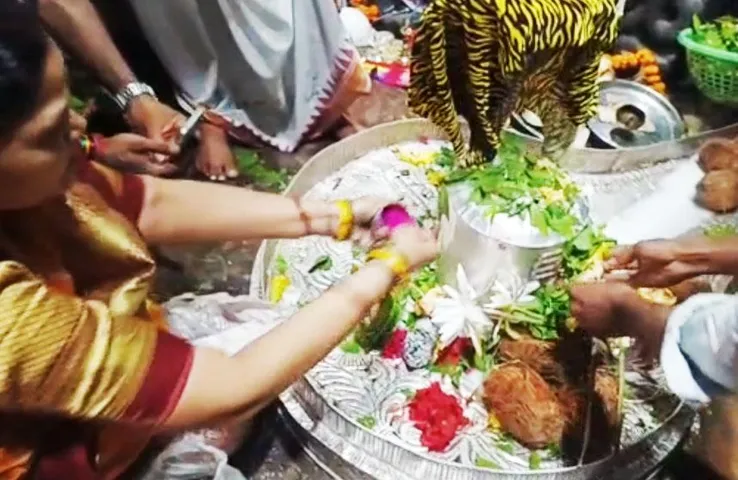 Sawan Somwar 2023: श्रद्धालुओं ने पदयात्रा कर भोरमदेव मंदिर में पंचमुखी बुढ़ामहादेव का किया जलाभिषेक