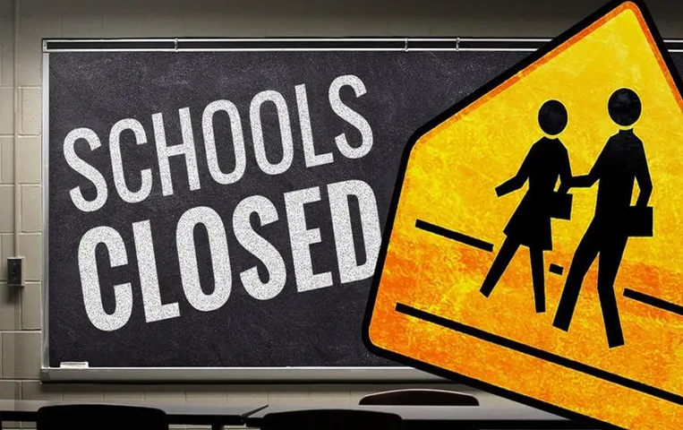 Schools Closed: शनिवार को बंद रहेंगे 35 जिलों के स्कूल, जानें क्या है वजह