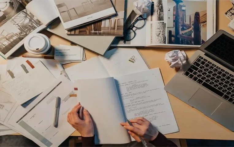 Script Writer Career: स्क्रिप्ट राइटर कैसे बनें और कैसे दें करियर को ऊँची उड़ान, जानें जरुरी योग्यता