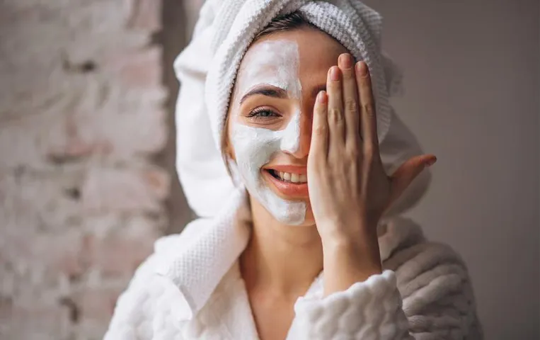 Winter Skin Care Tips: क्या सर्दियों में निकलती है आपकी स्किन की परत, इन उपायों से ऐसे पाएं छुटकारा