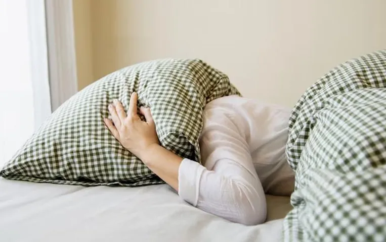 Sleep Disorder: क्या आपको भी नहीं आती रात में नींद, जानिए क्या है अनिद्रा की बीमारी और इसकी वजह