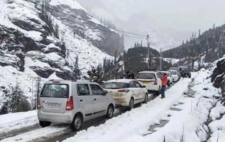 Snowfall in J&K: घाटी का मौसम हुआ सुहाना, ऊपरी हिस्‍सों में हुई बर्फ़बारी, कई मार्गों पर यातायात हुआ बंद