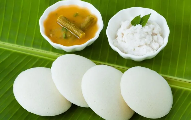 South Indian Idli Recipe: सबको पसंद आयेगी साउथ की ये डिश, यहां है बनाने की आसान रेसिपी
