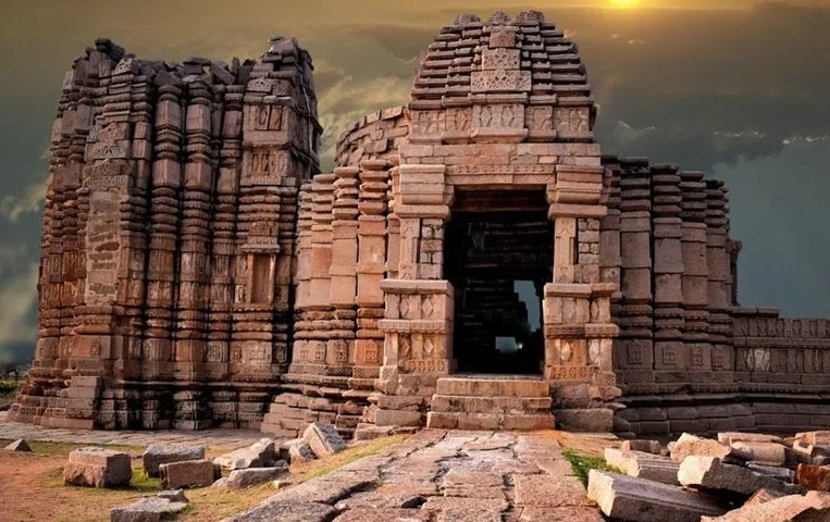 Historical Places: कोणार्क से भी पुराना सूर्य मंदिर यूपी के इस छोटे से जिले में, दोनों के बीच है ख़ास रिश्ता