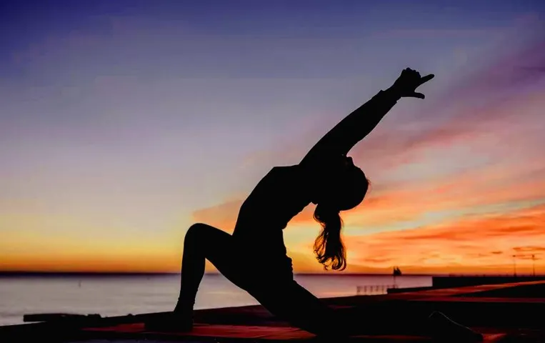 Surya Namaskar Tips: शरीर को फिट रखने के लिए सूर्य नमस्कार सबसे आसान तरीका, जानिए इसके लाभ