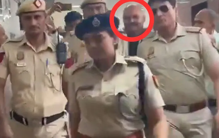 Swati Maliwal Case: CM केजरीवाल के पीए बिभव कुमार को कोर्ट से लगा बड़ा झटका, 4 दिन की न्यायिक हिरासत में भेजा