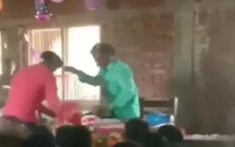Teacher's Day Viral Video: छात्र ने किया शिक्षक के साथ भद्दा मजाक, शिक्षक ने पूरी क्लास के सामने कर दी पिटाई