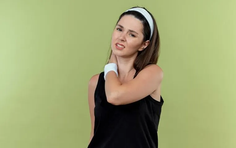 Tech Neck Exercises: ज्यादा मोबाइल देखने से हो गई है टेक नेक की समस्‍या, इन 3 एक्सरसाइज से पाएंगे आराम