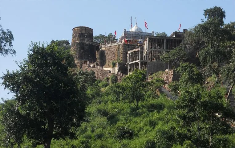 Sagar News: केरल की मॉडल ने सागर के मंदिर कराया फोटो शूट, हिंदू संगठनों ने की FIR की मांग