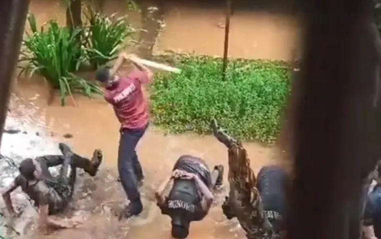 Thane Viral Video: एनसीसी कैडेट्स को सीनियर ने लाठी से पीटा, वीडियो हुआ वायरल