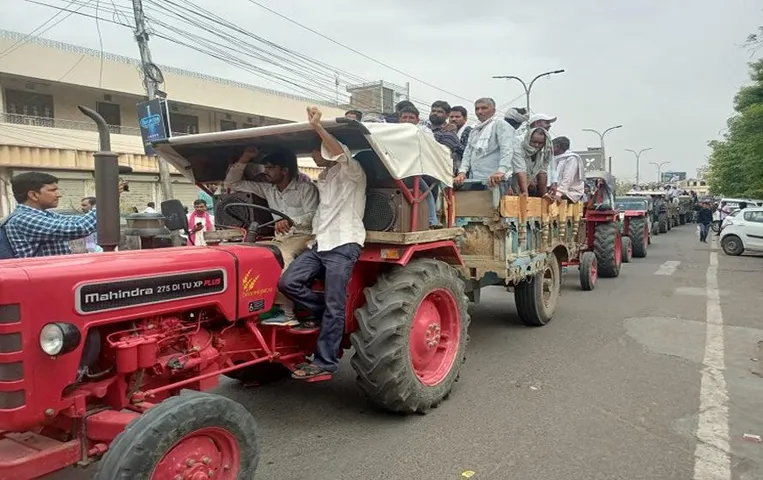 MP News: नहरों से पानी नहीं मिलने पर, किसानों ने 300 से अधिक ट्रैक्टरों से निकाली यात्रा