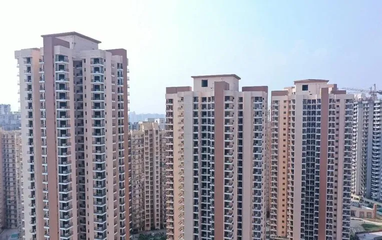 Noida News: फ्लैट देने में पांच साल की देरी, बिल्डर पर लगा 16 लाख रुपये का जुर्माना