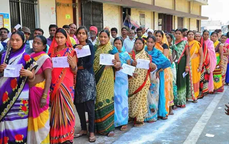 Chhattisgarh Election 2023: पहले चरण की 20 में से इन 16 सीटों पर महिलाएं हैं, निर्णायक भूमिका में, पढ़ें पूरी रिपोर्ट