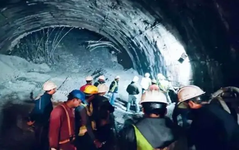 Uttarkashi Tunnel Collapse: उत्तरकाशी पहुंचे CM धामी, रेस्क्यू ऑपरेशन की समीक्षा की, टनल में फंसे हैं 40 मजदूर