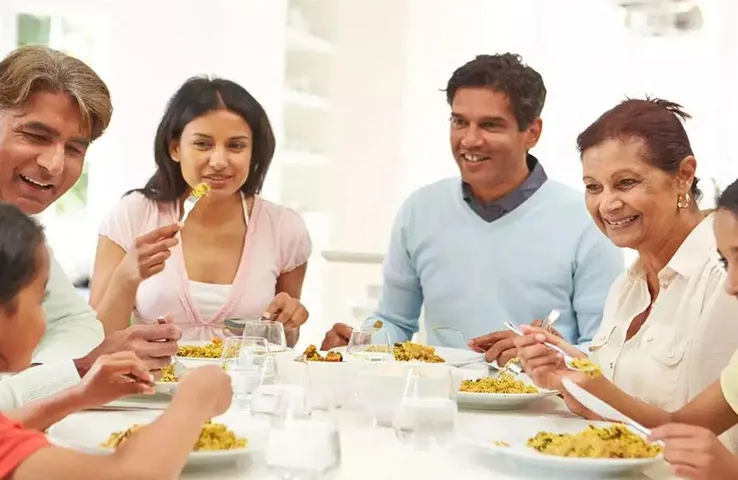 Vastu Tips: दक्षिण दिशा में बैठकर भोजन करने से क्या होता है, क्या है खाना खाने की सही दिशा