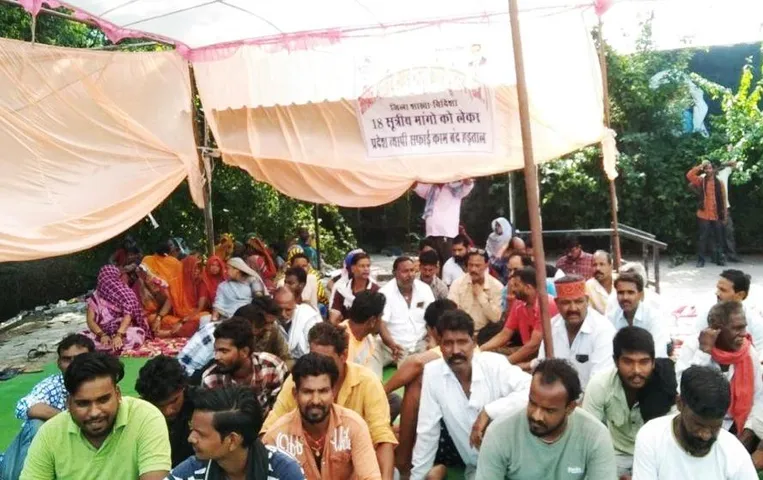 MP News: विदिशा में सफाईकर्मियों का धरना जारी, घरों में लगे कचरे के ढेर,लोगों को सता रहा डेंगू का डर