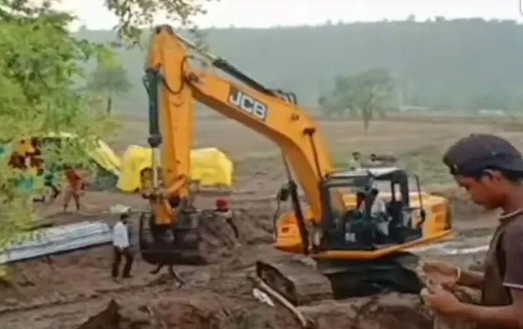 Vidisha News: ग्यारसपुर पुल निर्माण में बड़ी लापरवाही, जान जोखिम में डाल बाहर निकल रहे लोग