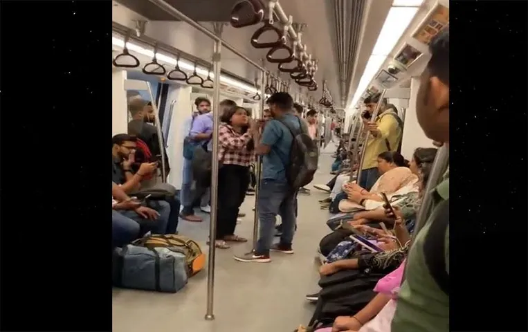 Viral News: दिल्ली मेट्रो में महिला ने जड़ा थप्पड़, वीडियो हो रहा वायरल