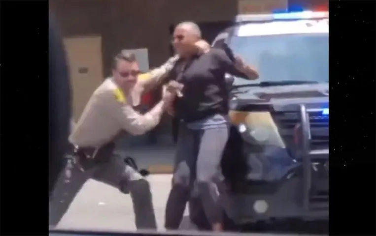 Viral Video: पुलिसवाले ने महिला को जमीन पर फेंका, तेजी से वायरल हो रहा वीडियो