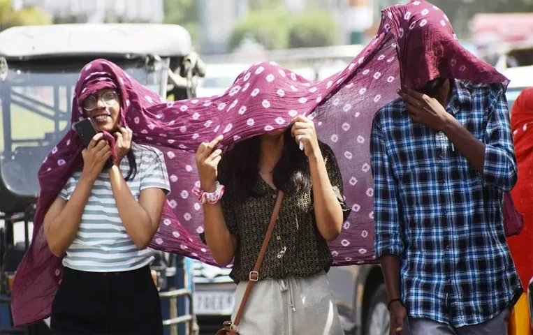 Weather Update: दिल्ली एनसीआर में उमस के कारण हुआ लोगों का बुरा हाल, जानें और राज्यों के मौसम का हाल